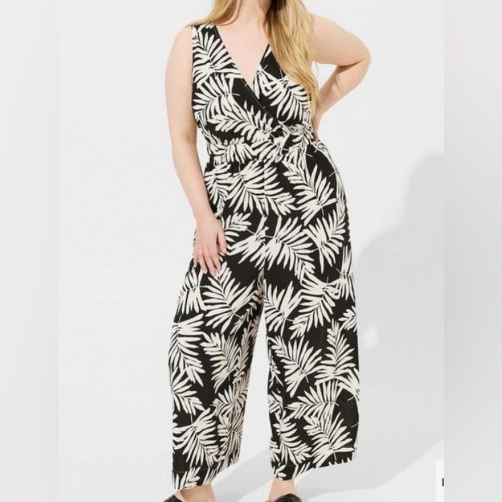 NWT Torrid Vacation Surplice Wide Leg Jumpsuit jumper plus size 2 black & white